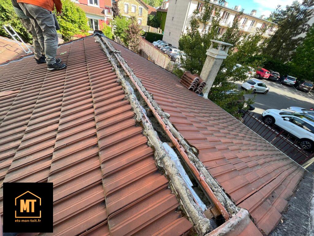 Détail d’une faîtière de toiture dégradée à Chaville dans les Hauts-de-Seine, provoquant des infiltrations d’eau. Intervention pour remise en état de la faîtière, rétablissement de l’étanchéité et sécurisation de la couverture afin d’éviter toute dégradation supplémentaire.