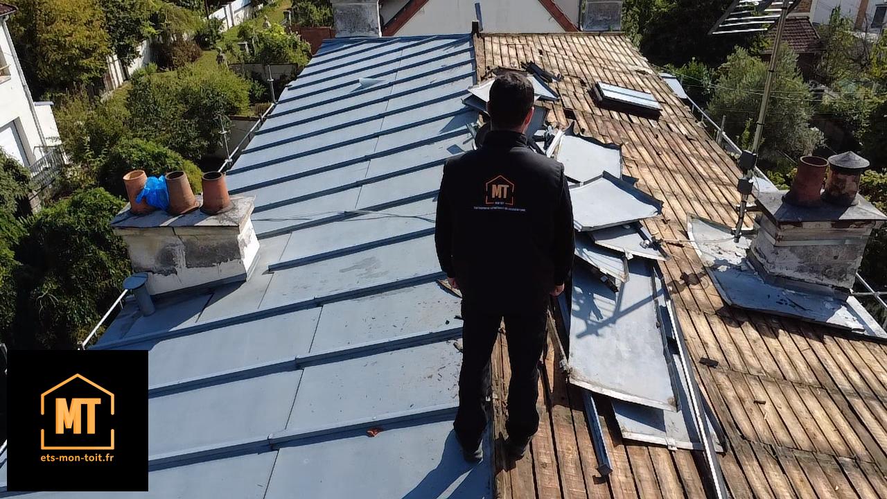 Vue aérienne d’une toiture entièrement rénovée en zinc à l’ancienne à Vire-reflet dans le Calvados. Remplacement complet d’une ancienne couverture en tuiles par une toiture en zinc traditionnelle, offrant une meilleure durabilité, une étanchéité optimale et un rendu esthétique haut de gamme.