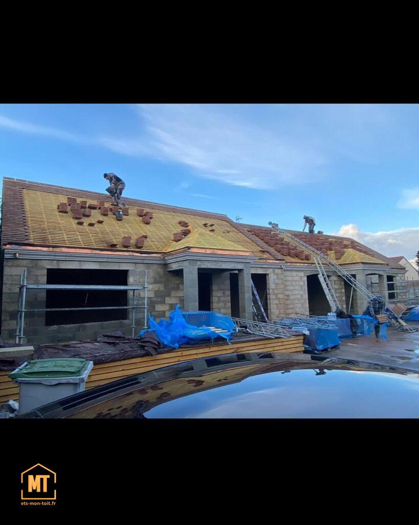 Dans le cadre d’une construction neuve à Conflans-Sainte-Honorine (78700), nos équipes ont réalisé la couverture complète en tuiles plates. Le chantier comprenait la mise en place de la structure de couverture, la pose des liteaux, ainsi que l’installation progressive des tuiles, en respectant les règles de mise en œuvre pour garantir une parfaite étanchéité et une tenue dans le temps.