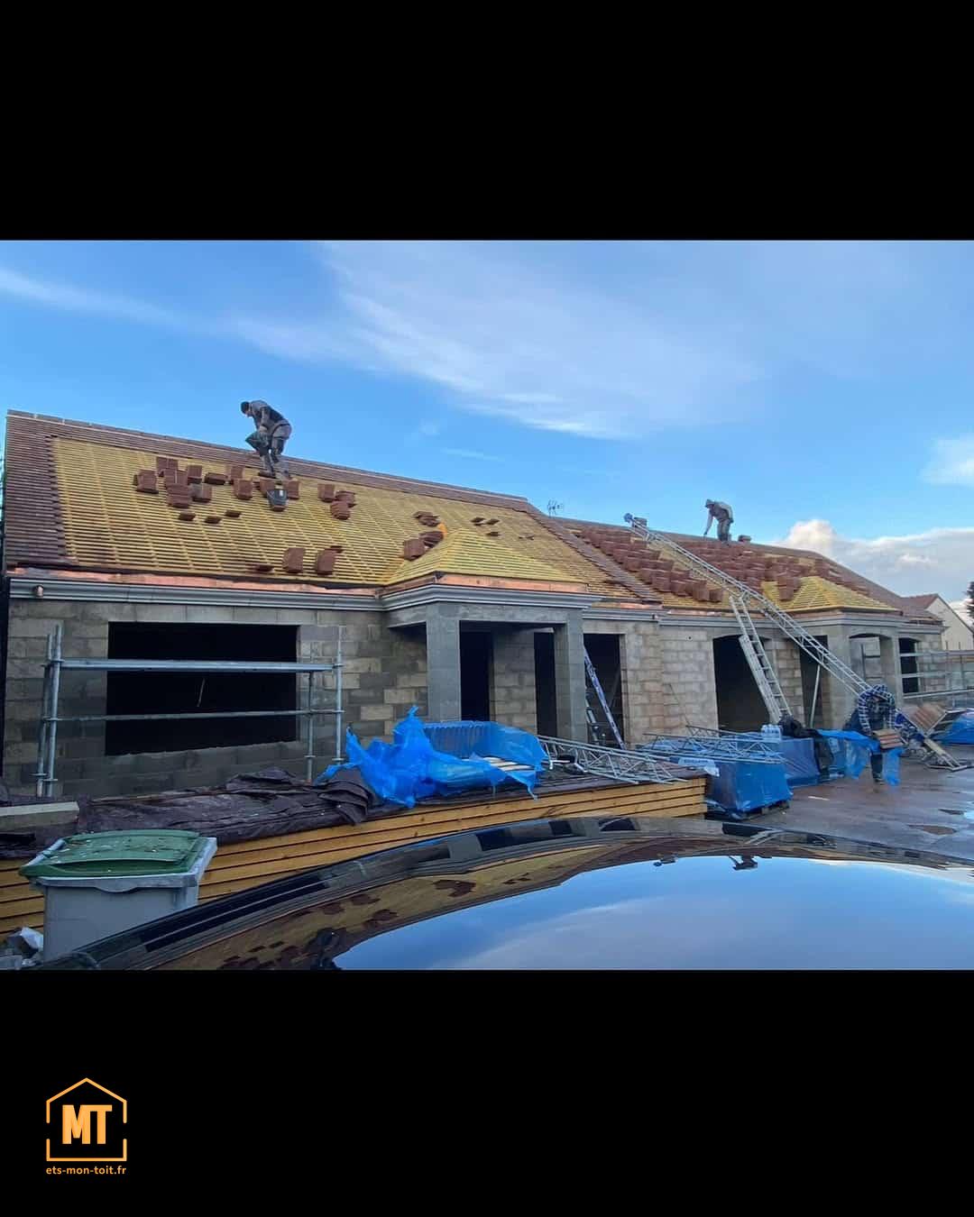 Dans le cadre d’une construction neuve à Conflans-Sainte-Honorine (78700), nos équipes ont réalisé la couverture complète en tuiles plates. Le chantier comprenait la mise en place de la structure de couverture, la pose des liteaux, ainsi que l’installation progressive des tuiles, en respectant les règles de mise en œuvre pour garantir une parfaite étanchéité et une tenue dans le temps.