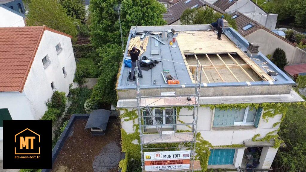 Réfection complète d’une toiture terrasse en zinc naturel VM Zinc, épaisseur 0,65, sur voliges neuves. L’ouvrage existant présentait des défauts majeurs d’exécution (soudures, relevés, évacuations), entraînant des infiltrations. Une reprise totale a été nécessaire afin de remettre la toiture aux normes et garantir sa pérennité.