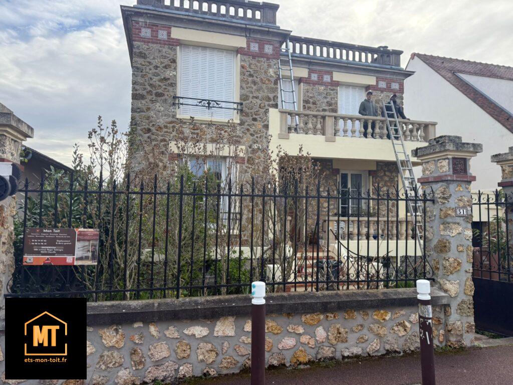 Entretien et démoussage de toiture sur maison ancienne à Chaville 92370 par couvreur