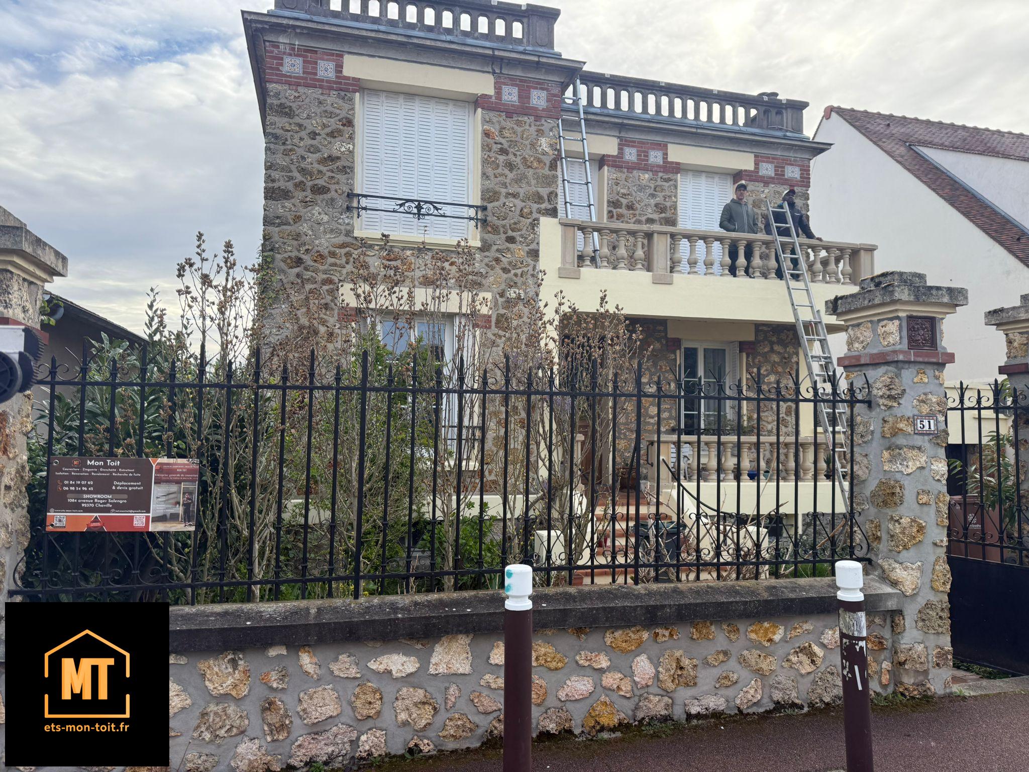 Entretien et démoussage de toiture sur maison ancienne à Chaville 92370 par couvreur