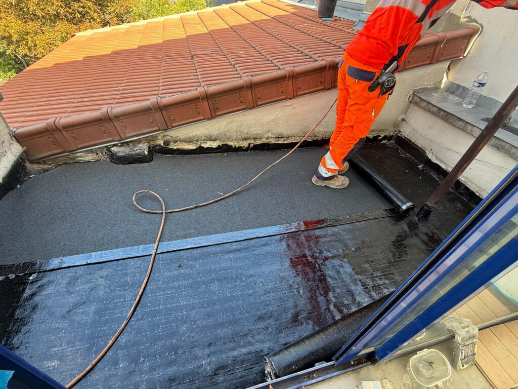 Pose d'une membrane d'étanchéité sur un toit-terrasse à Viroflay